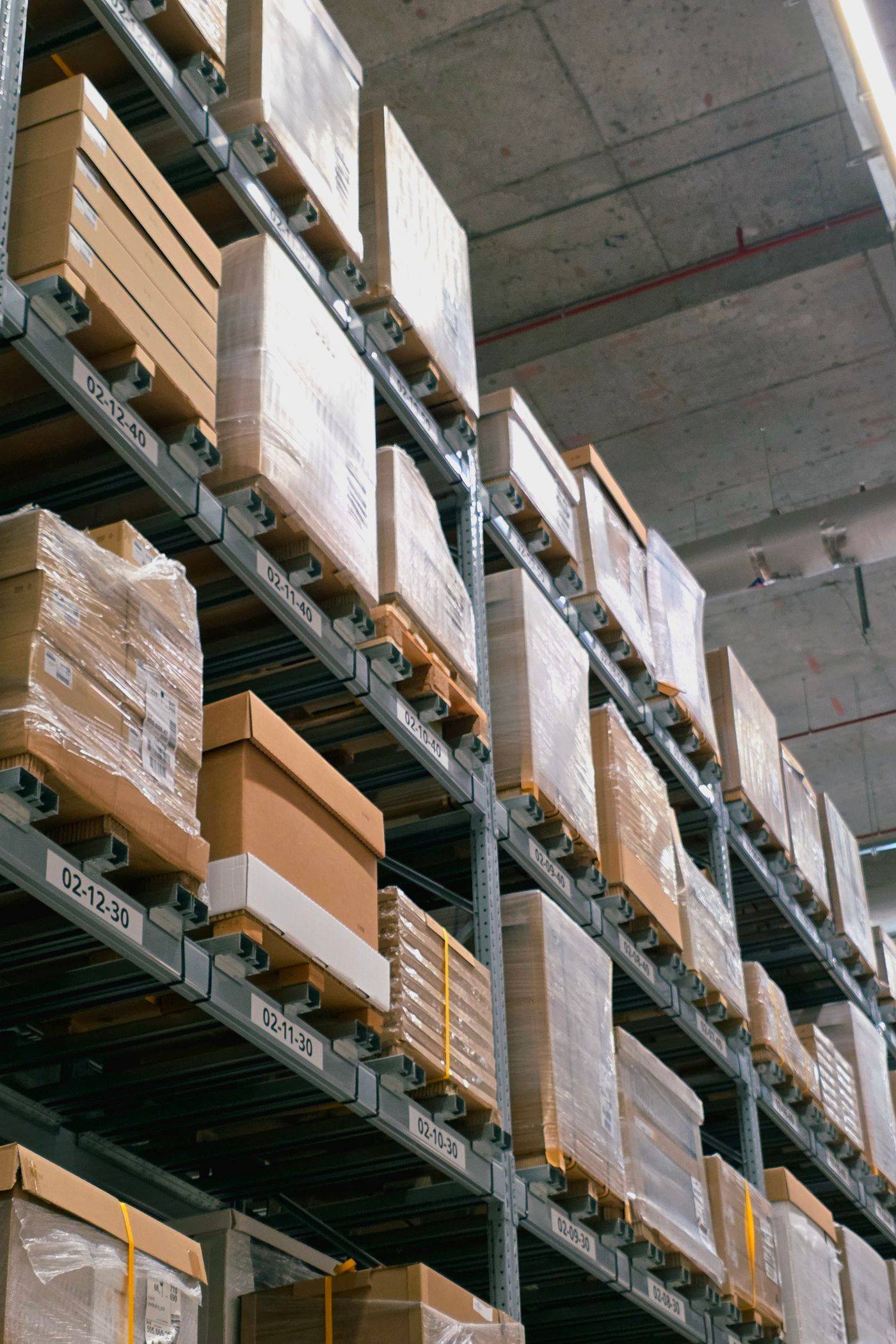 Magazijnrekken gevuld met dozen op palletten