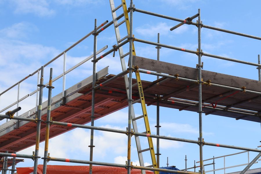 Stelling met ladder op een werf tegen een blauwe hemel