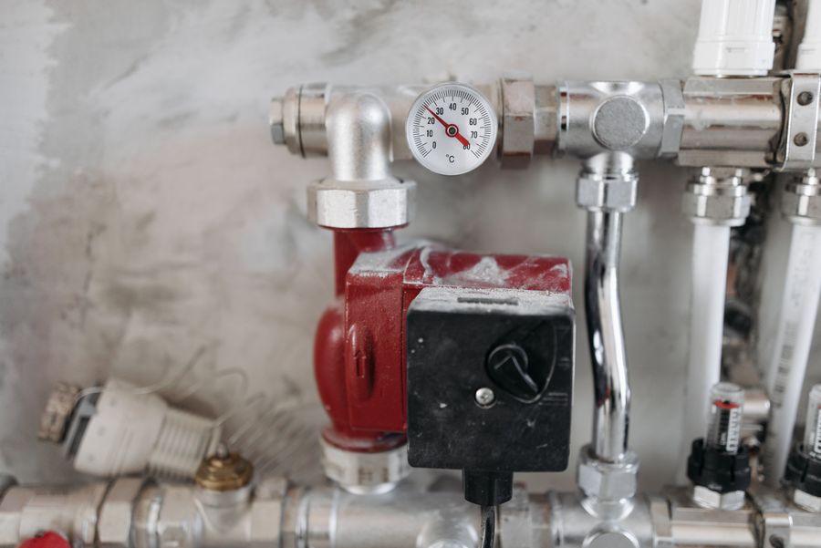 Stalen leidingen met manometer van een verwarmingsinstallatie