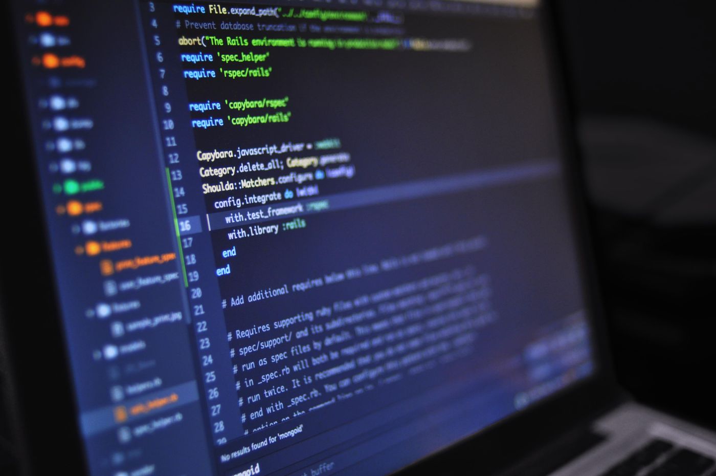 Donker codescherm met een openstaand project